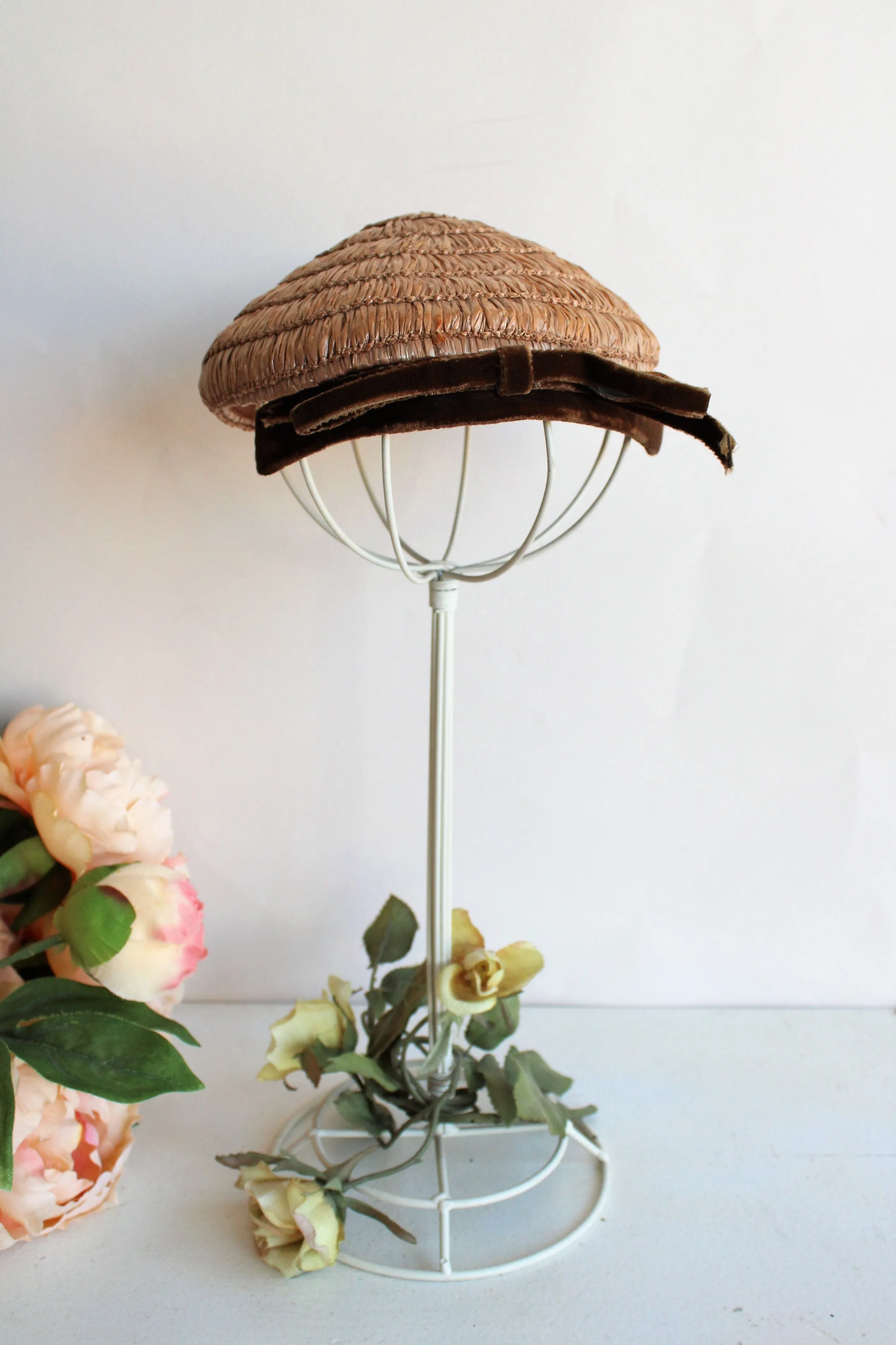 Vintage 1950s Raffia Straw Coolie Style Hat with Brown Velvet Trim